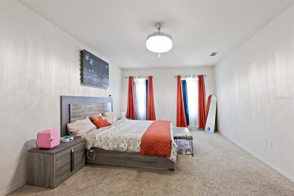 Под контрактом: $339,900 (5 спален, 3 ванн, 2601 Квадратных фут)