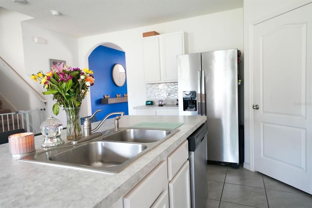 Под контрактом: $339,900 (5 спален, 3 ванн, 2601 Квадратных фут)