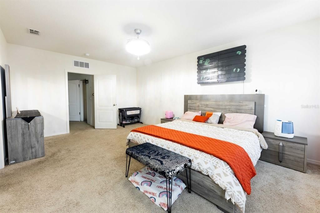 Под контрактом: $339,900 (5 спален, 3 ванн, 2601 Квадратных фут)