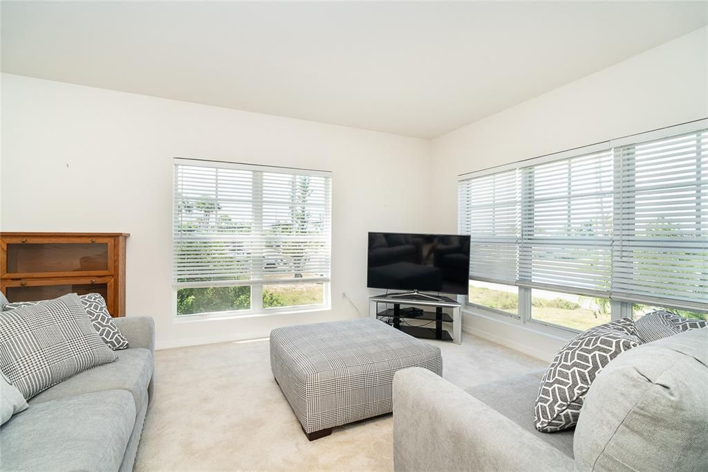 待售: $250,000 (3 贝兹, 2 浴室, 2044 平方英尺)