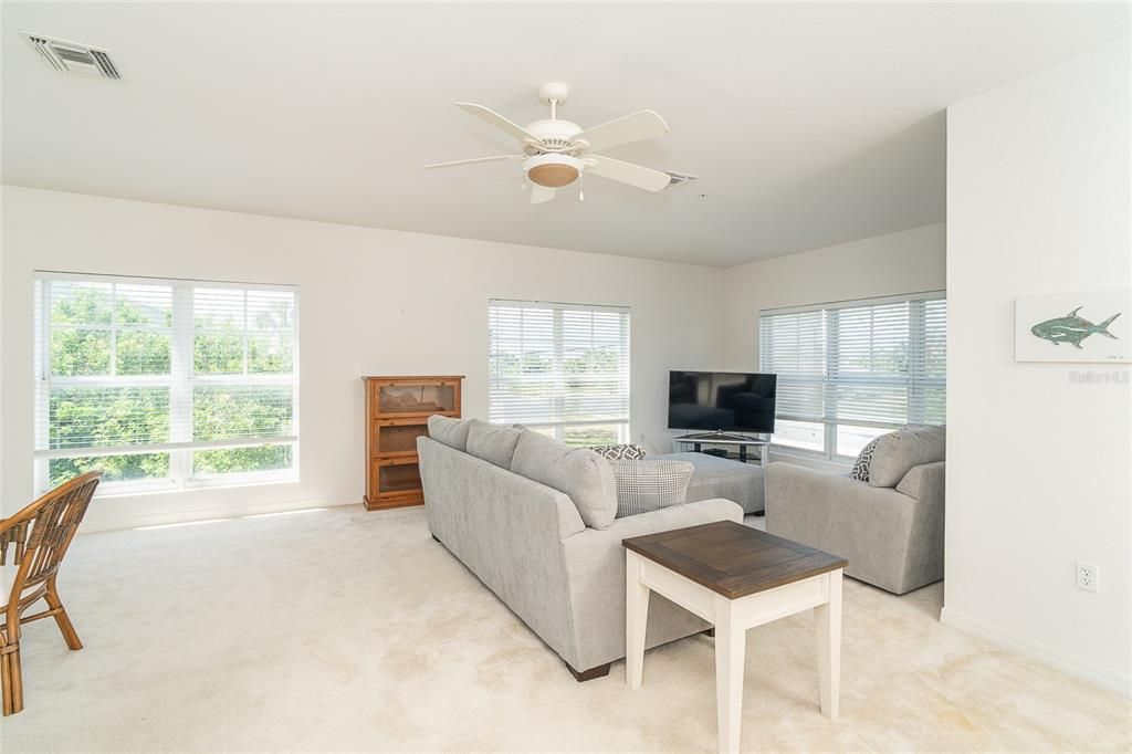 待售: $250,000 (3 贝兹, 2 浴室, 2044 平方英尺)