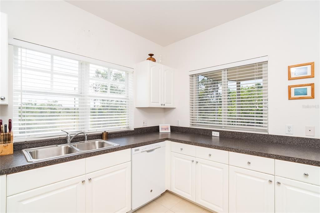 待售: $250,000 (3 贝兹, 2 浴室, 2044 平方英尺)