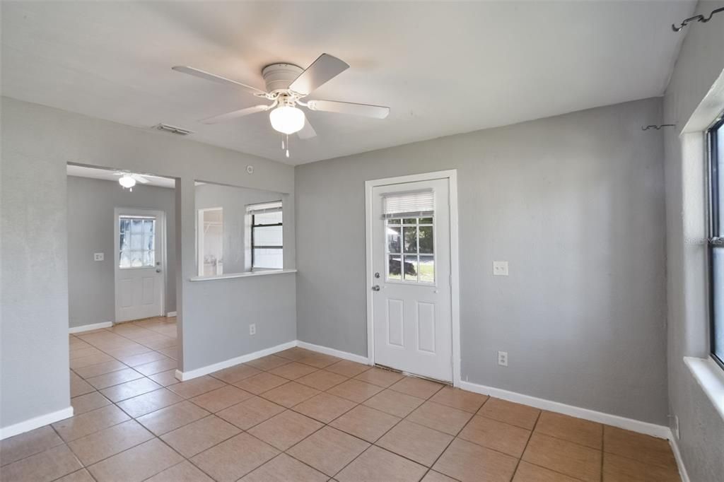 В аренду: $1,125 (2 спален, 1 ванн, 600 Квадратных фут)