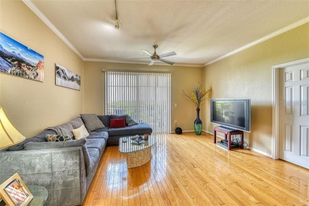 合同活跃: $2,650 (2 贝兹, 2 浴室, 1051 平方英尺)