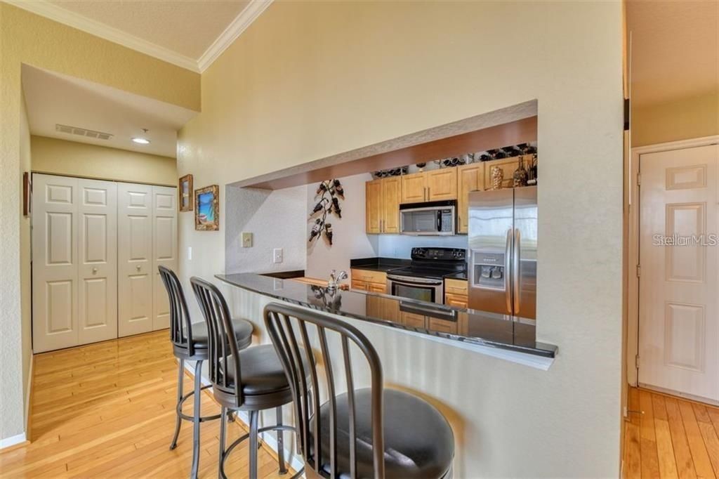 合同活跃: $2,650 (2 贝兹, 2 浴室, 1051 平方英尺)