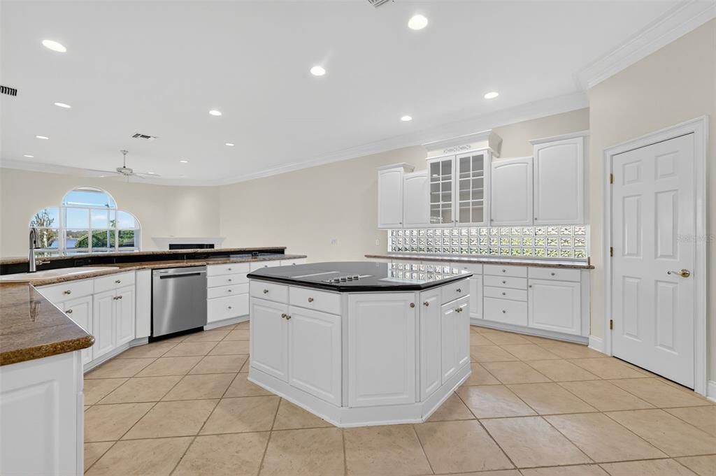 На продажу: $1,099,999 (4 спален, 3 ванн, 4733 Квадратных фут)