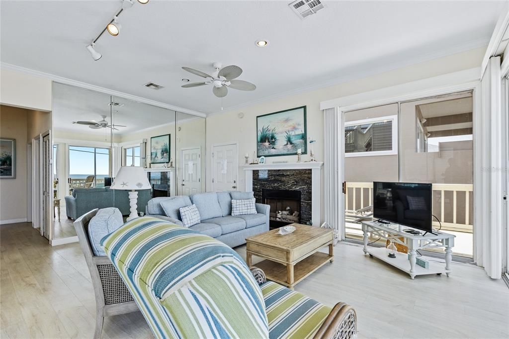 На продажу: $1,375,000 (2 спален, 2 ванн, 1120 Квадратных фут)