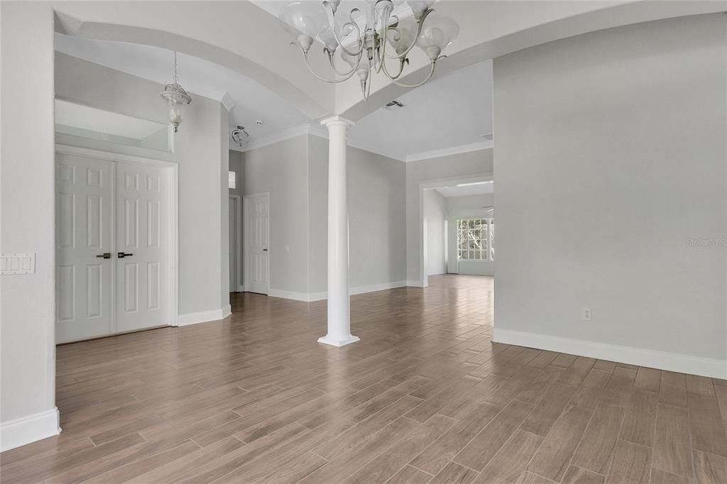 合同活跃: $544,000 (4 贝兹, 3 浴室, 2500 平方英尺)