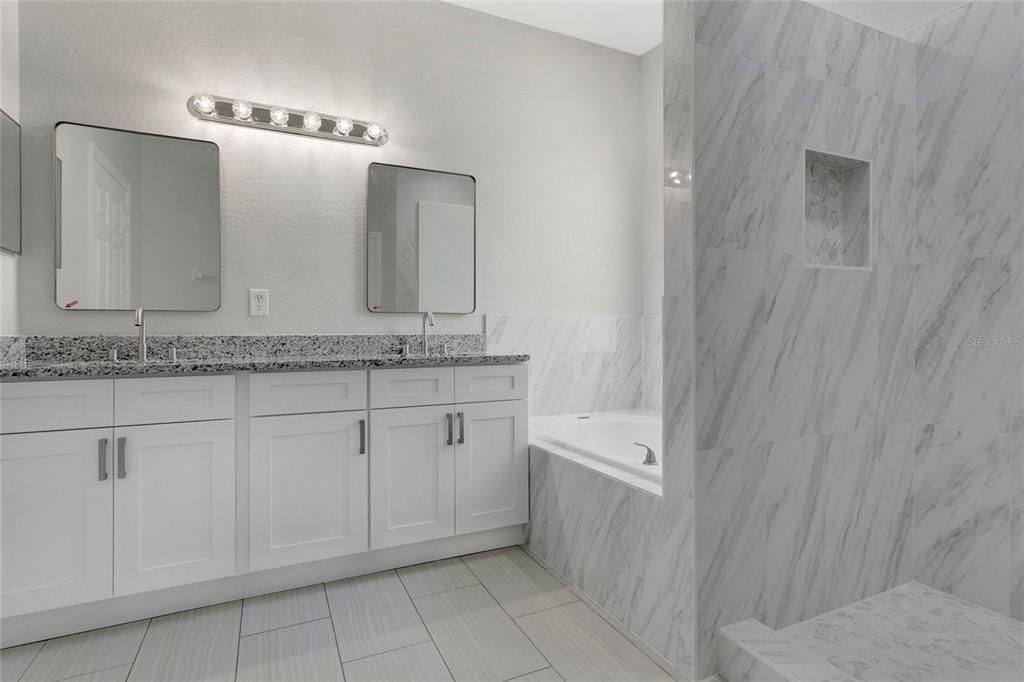 合同活跃: $544,000 (4 贝兹, 3 浴室, 2500 平方英尺)