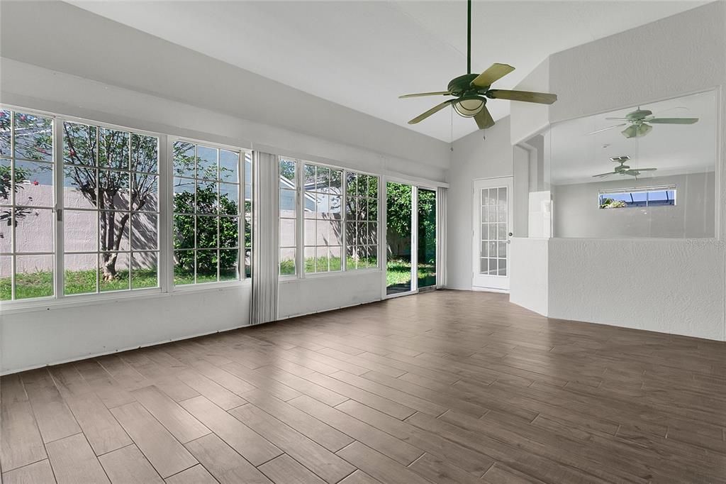 合同活跃: $544,000 (4 贝兹, 3 浴室, 2500 平方英尺)