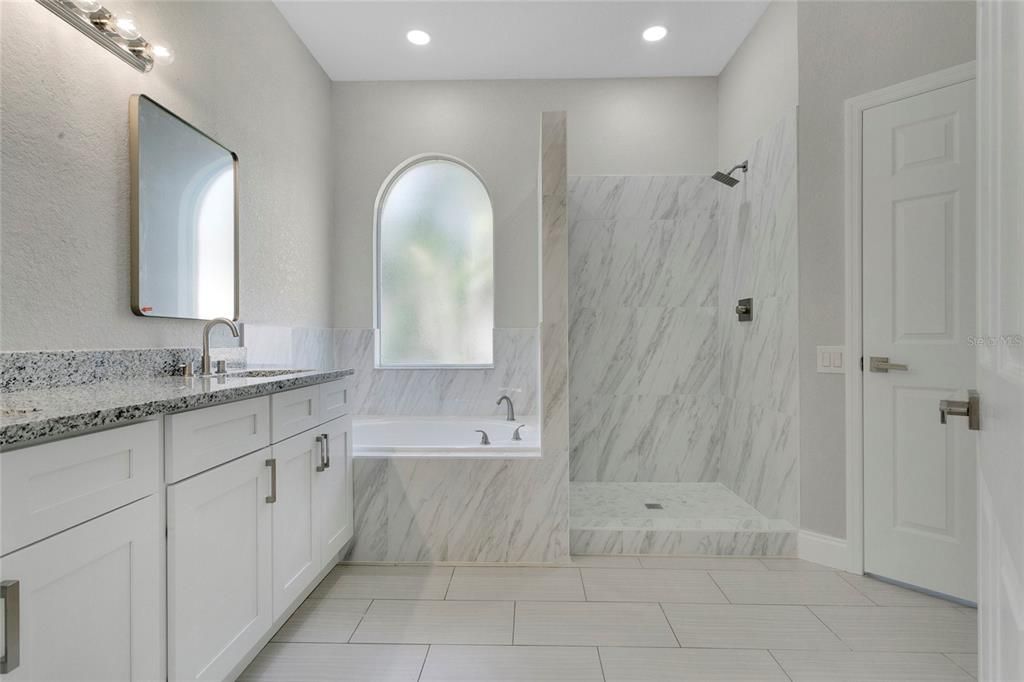 合同活跃: $544,000 (4 贝兹, 3 浴室, 2500 平方英尺)