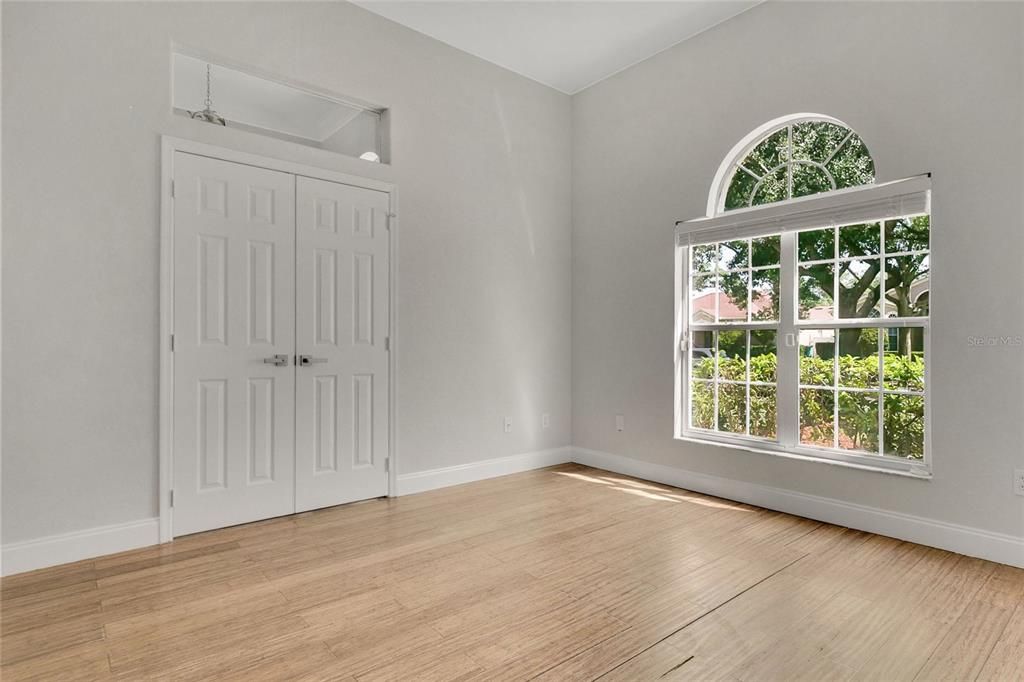 合同活跃: $544,000 (4 贝兹, 3 浴室, 2500 平方英尺)