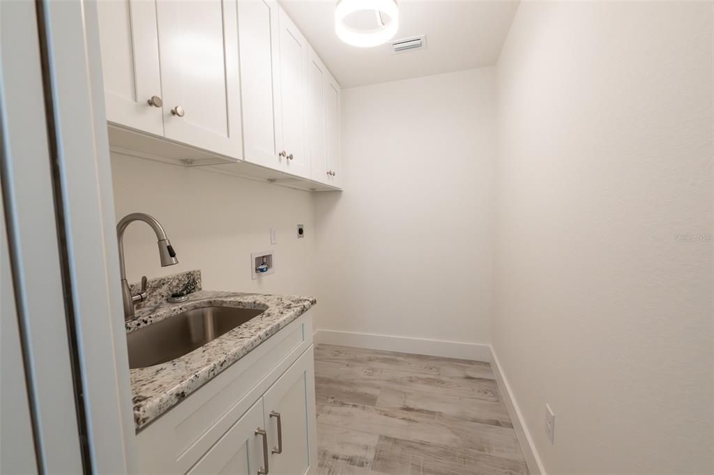 合同活跃: $349,000 (3 贝兹, 2 浴室, 1439 平方英尺)