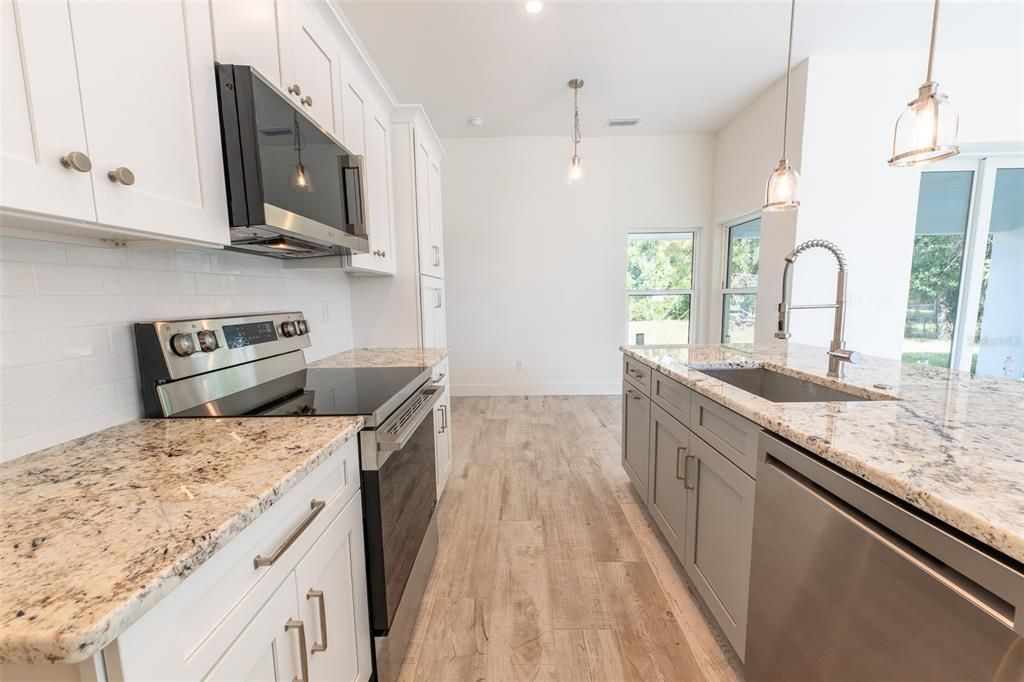 合同活跃: $349,000 (3 贝兹, 2 浴室, 1439 平方英尺)