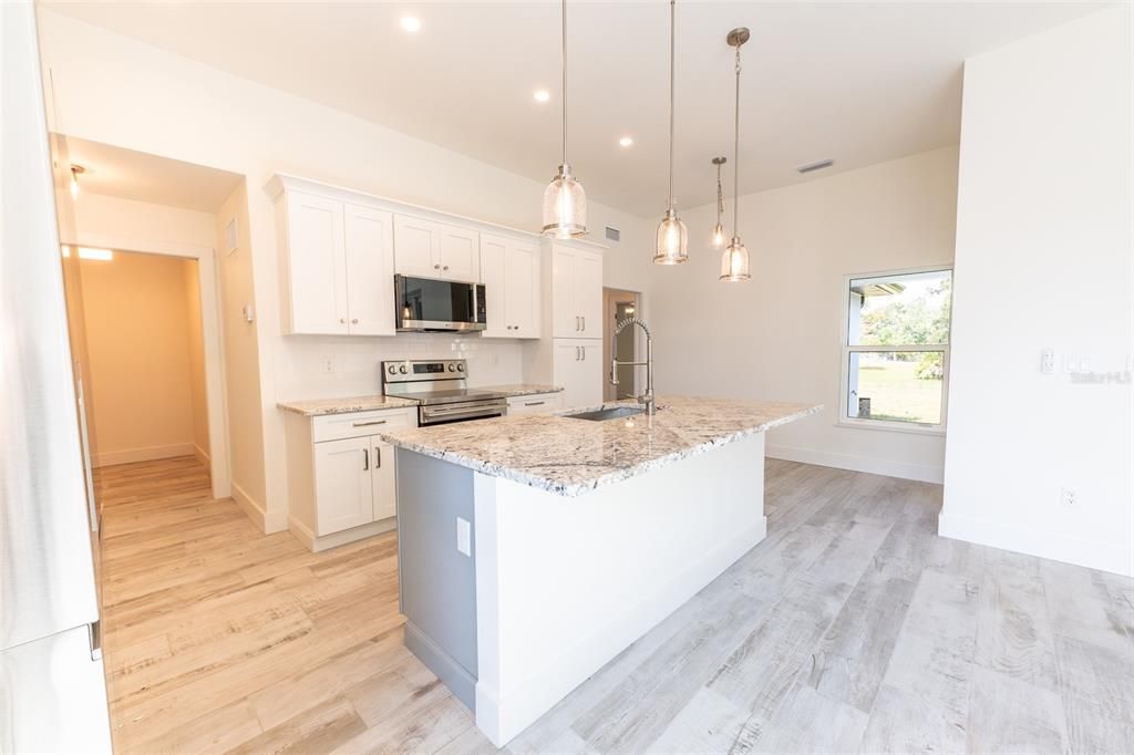 合同活跃: $349,000 (3 贝兹, 2 浴室, 1439 平方英尺)