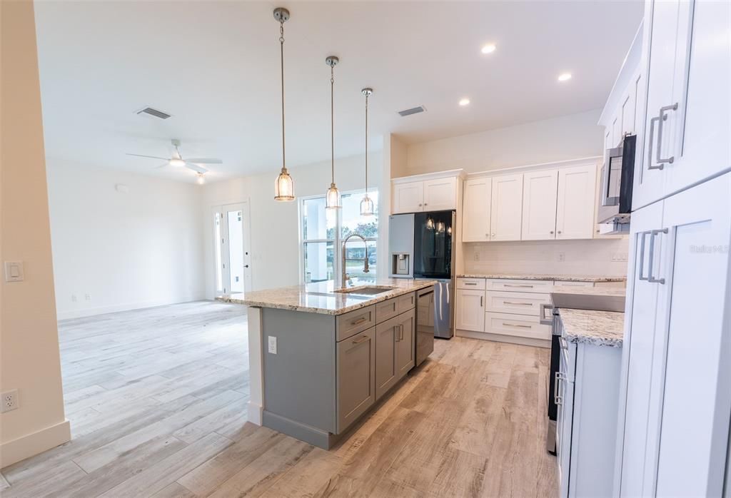 合同活跃: $349,000 (3 贝兹, 2 浴室, 1439 平方英尺)