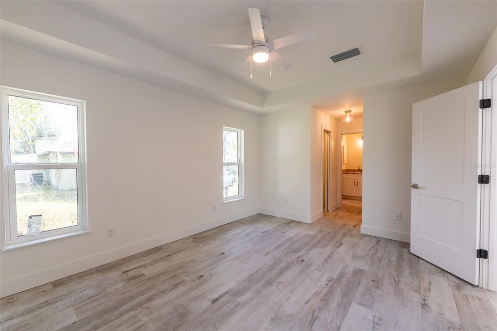 合同活跃: $349,000 (3 贝兹, 2 浴室, 1439 平方英尺)