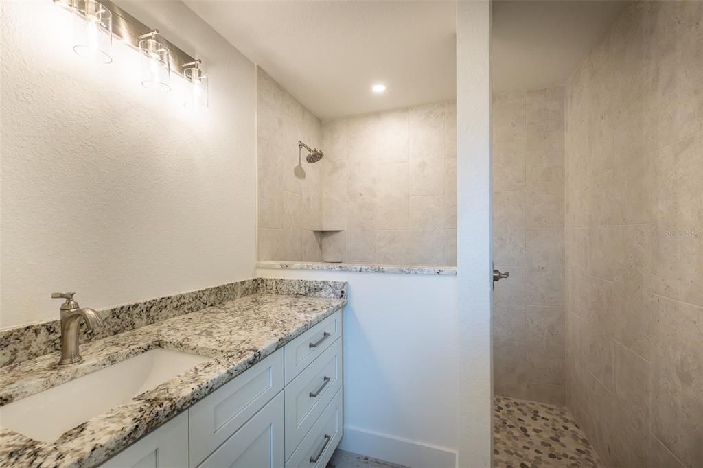 合同活跃: $349,000 (3 贝兹, 2 浴室, 1439 平方英尺)