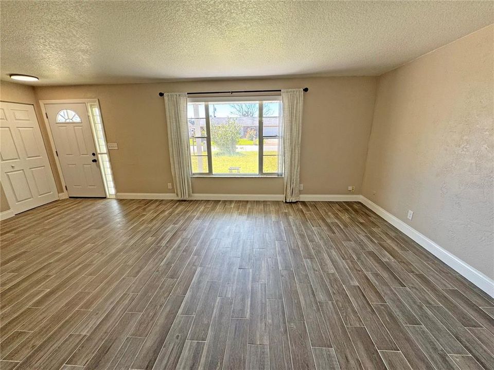 For Rent: $2,550 (3 beds, 2 baths, 1782 Square Feet)