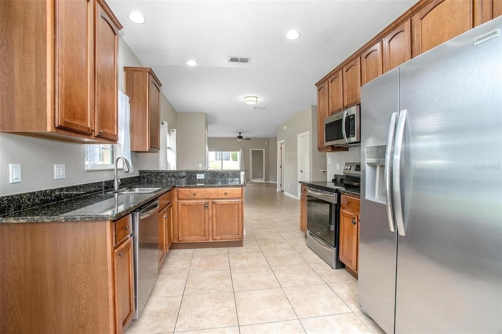 待售: $330,000 (3 贝兹, 2 浴室, 2235 平方英尺)