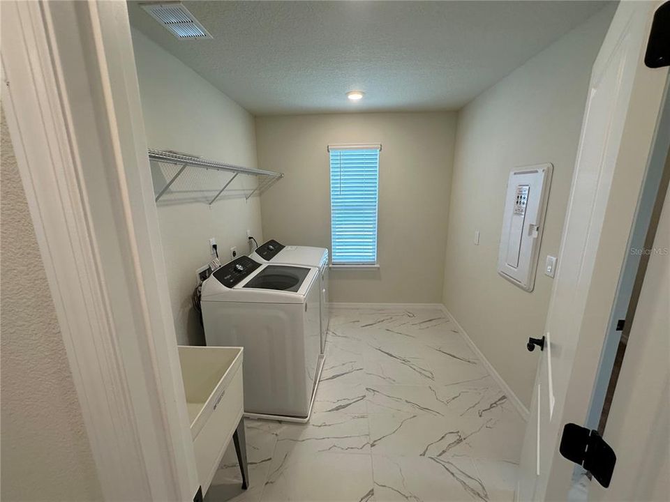 出租: $5,550 (5 贝兹, 4 浴室, 3172 平方英尺)