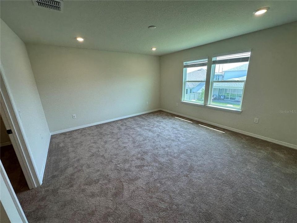 出租: $5,550 (5 贝兹, 4 浴室, 3172 平方英尺)