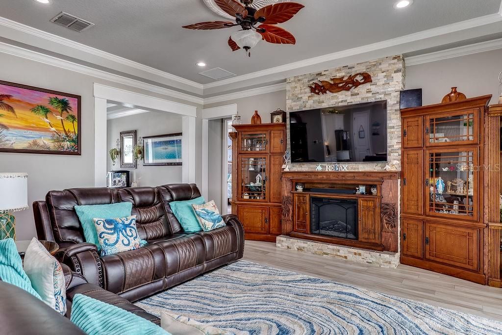 En Venta: $1,395,000 (4 camas, 3 baños, 2921 Pies cuadrados)