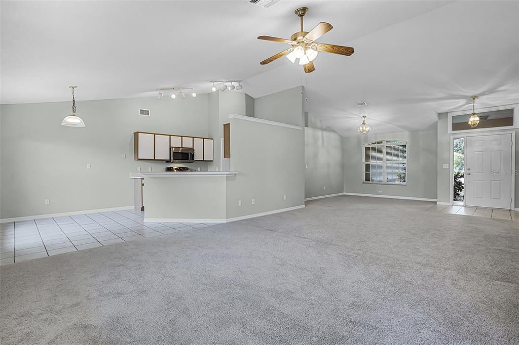 合同活跃: $329,000 (3 贝兹, 2 浴室, 1697 平方英尺)