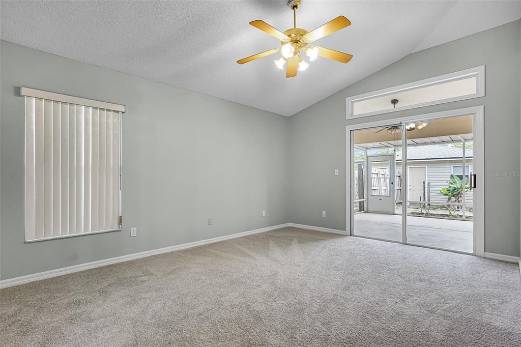 合同活跃: $329,000 (3 贝兹, 2 浴室, 1697 平方英尺)