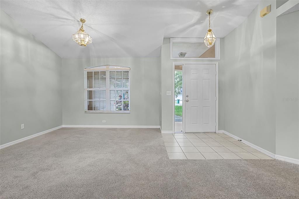 合同活跃: $329,000 (3 贝兹, 2 浴室, 1697 平方英尺)