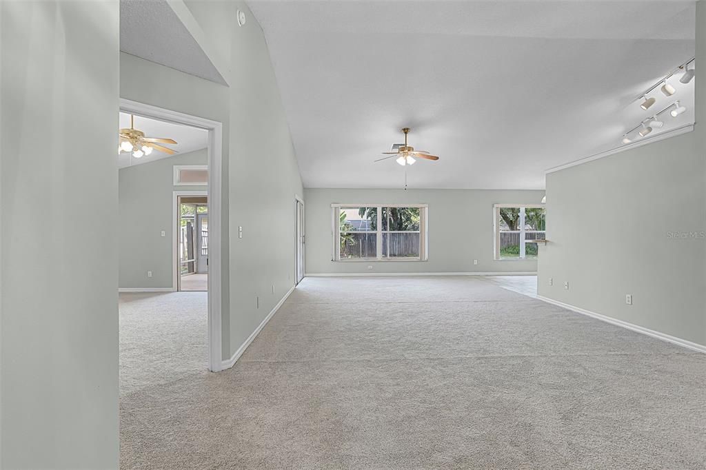 合同活跃: $329,000 (3 贝兹, 2 浴室, 1697 平方英尺)