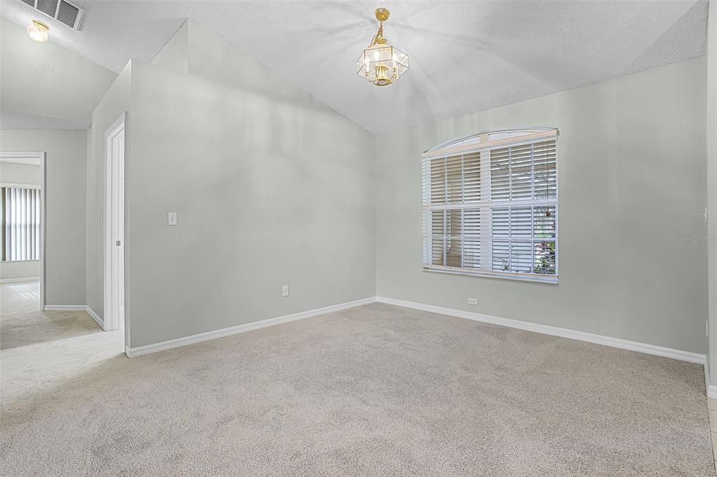 合同活跃: $329,000 (3 贝兹, 2 浴室, 1697 平方英尺)