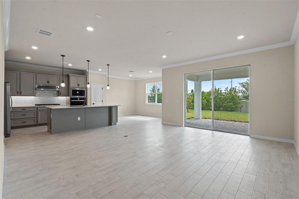 For Sale: $950,000 (5 beds, 3 baths, 2550 Square Feet)