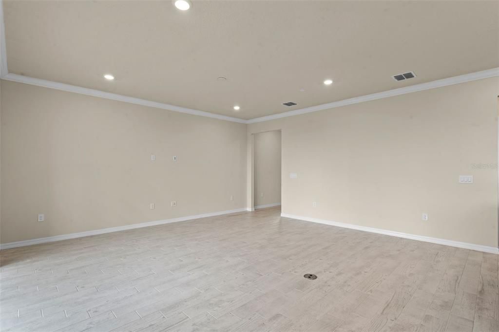 For Sale: $950,000 (5 beds, 3 baths, 2550 Square Feet)