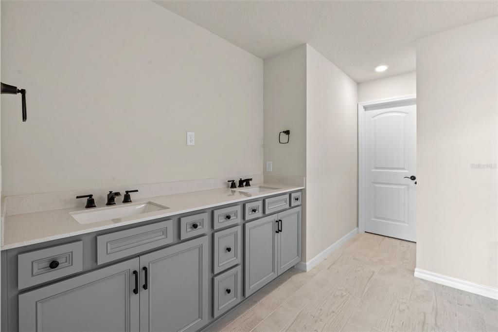 For Sale: $950,000 (5 beds, 3 baths, 2550 Square Feet)