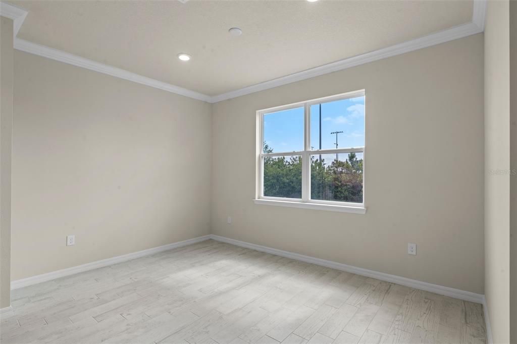 For Sale: $950,000 (5 beds, 3 baths, 2550 Square Feet)