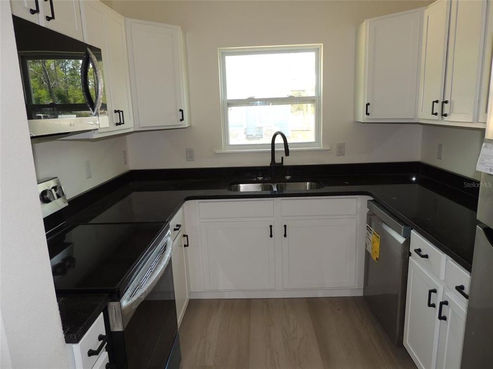 待售: $179,900 (1 贝兹, 1 浴室, 540 平方英尺)