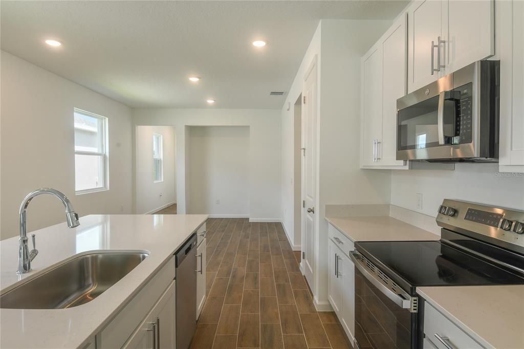 Activo con contrato: $299,950 (3 camas, 2 baños, 1700 Pies cuadrados)