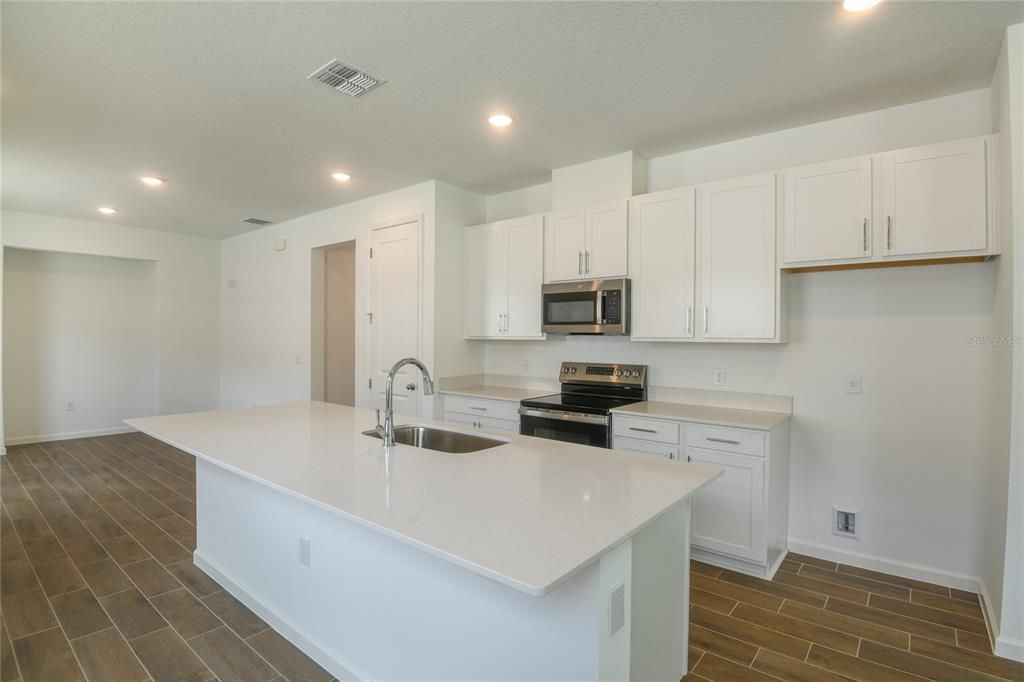 Activo con contrato: $299,950 (3 camas, 2 baños, 1700 Pies cuadrados)