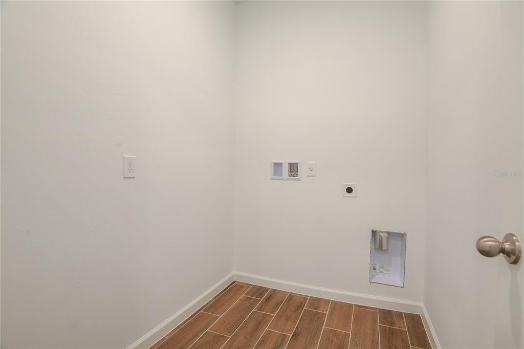 Activo con contrato: $299,950 (3 camas, 2 baños, 1700 Pies cuadrados)