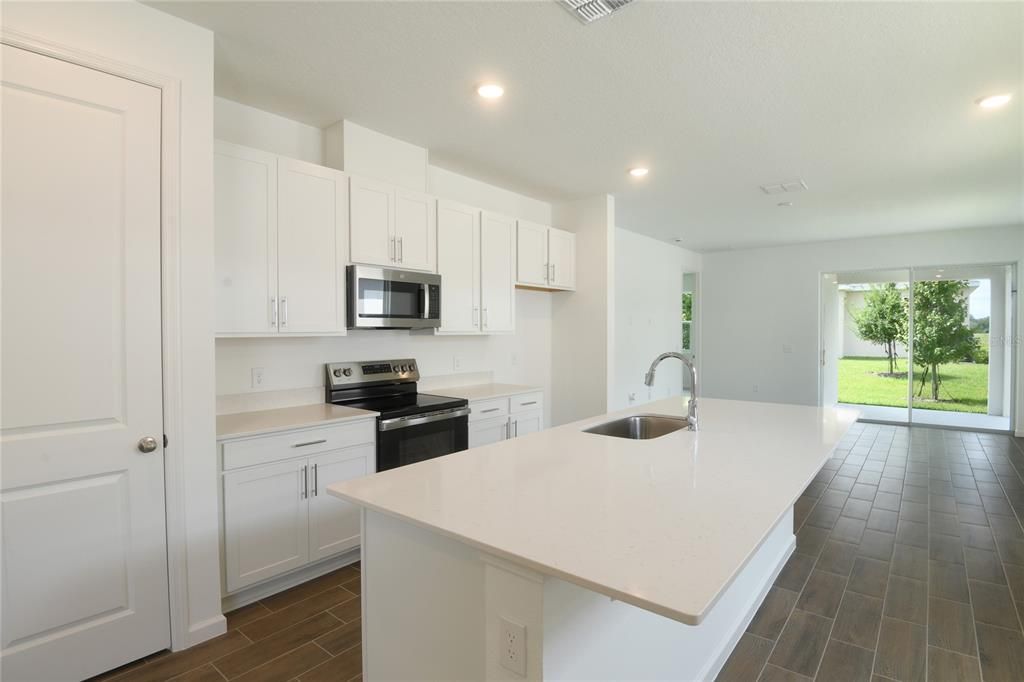 Activo con contrato: $299,950 (3 camas, 2 baños, 1700 Pies cuadrados)