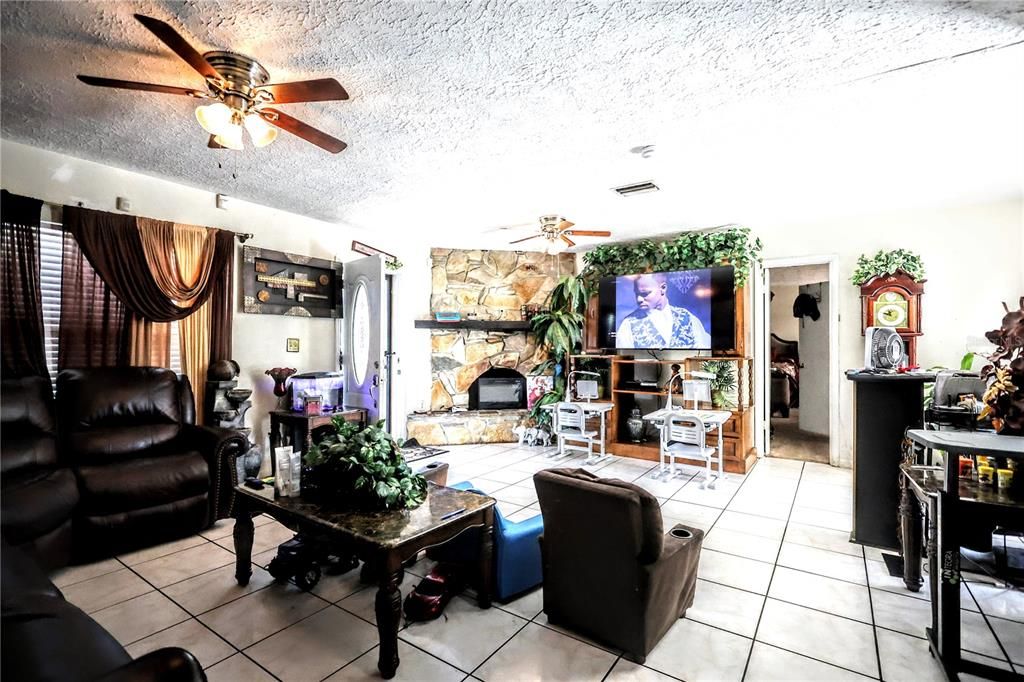 待售: $420,000 (4 贝兹, 3 浴室, 2010 平方英尺)