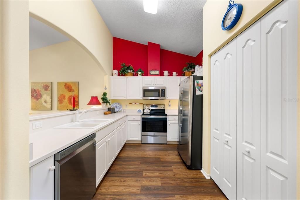 Active With Contract: $229,000 (2 beds, 2 baths, 1143 Square Feet)