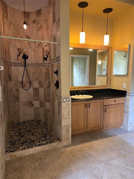 En Venta: $949,000 (4 camas, 3 baños, 3519 Pies cuadrados)