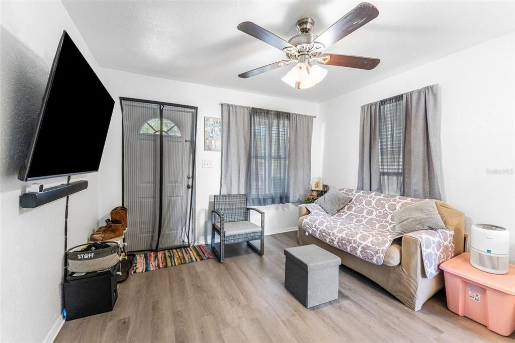 待售: $194,000 (2 贝兹, 1 浴室, 576 平方英尺)