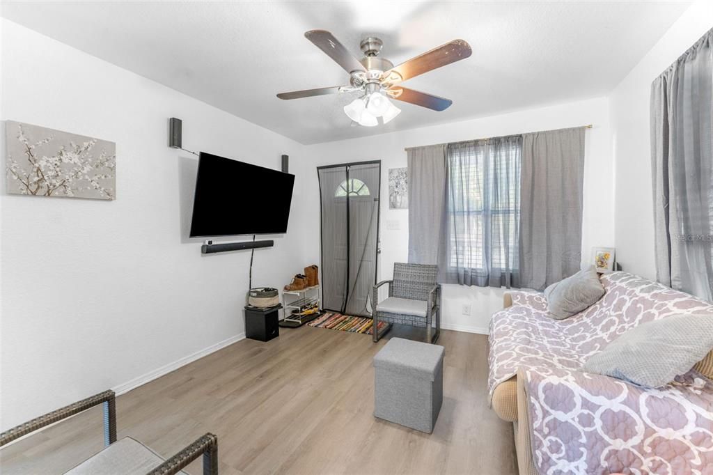 待售: $194,000 (2 贝兹, 1 浴室, 576 平方英尺)