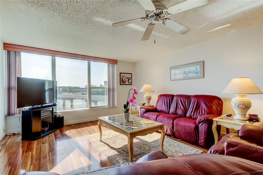 Activo con contrato: $165,000 (2 camas, 2 baños, 1050 Pies cuadrados)