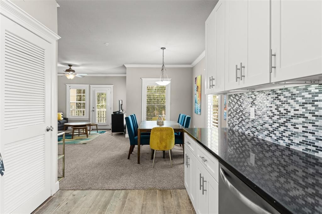 Под контрактом: $374,900 (2 спален, 2 ванн, 1211 Квадратных фут)