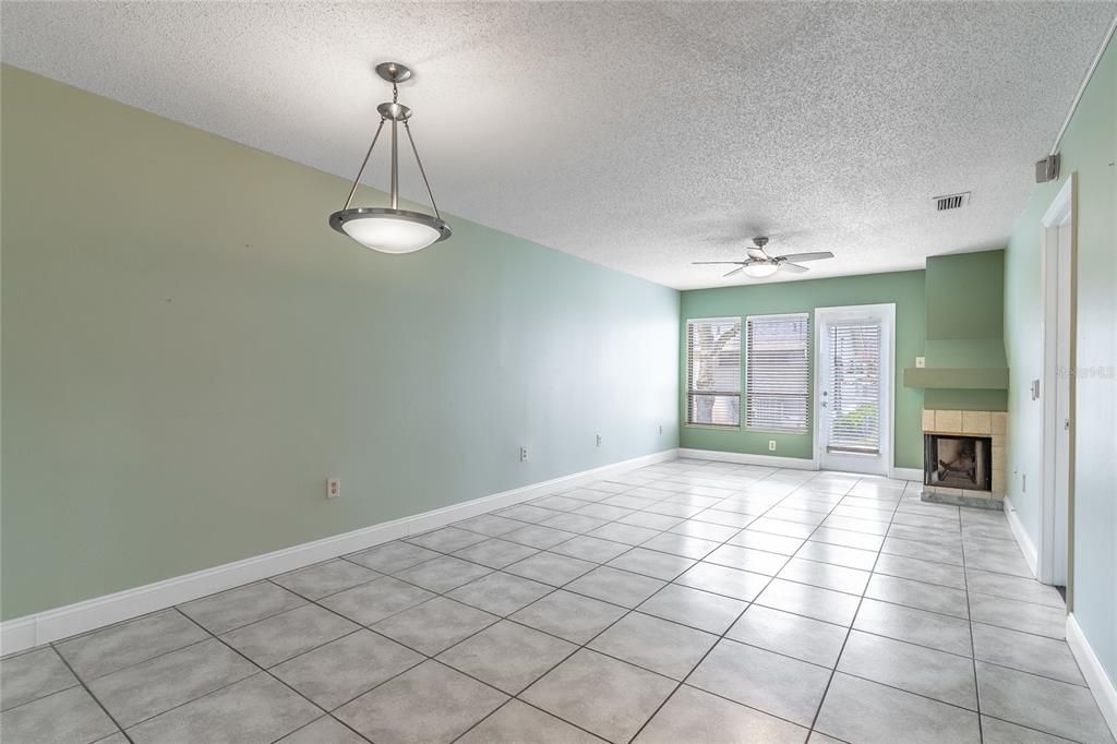 合同活跃: $190,000 (2 贝兹, 2 浴室, 992 平方英尺)