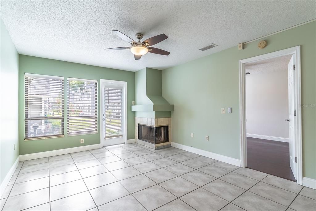 合同活跃: $190,000 (2 贝兹, 2 浴室, 992 平方英尺)